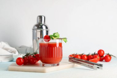 Kerevizli Bloody Mary, beyaz arka planda domates ve maşa.