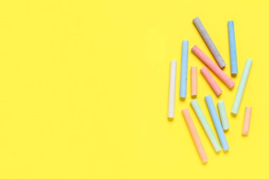 Sarı arkaplanda renkli tebeşirler