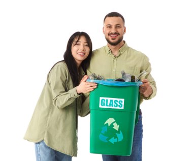 Çöpleri beyaz arka planda çöp kutusuna koyan genç bir çift. Küresel Geri Dönüşüm Günü