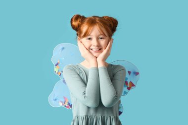 Mavi arka planda peri kostümlü tatlı kız.