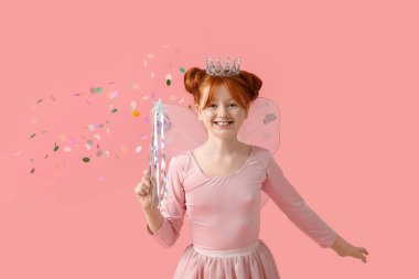 Sihirli değneği ve pembe arka planda düşen konfetiyle peri kostümlü şirin bir kız.