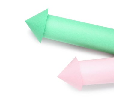 Beyaz arka planda yeşil ve pembe havai fişekler