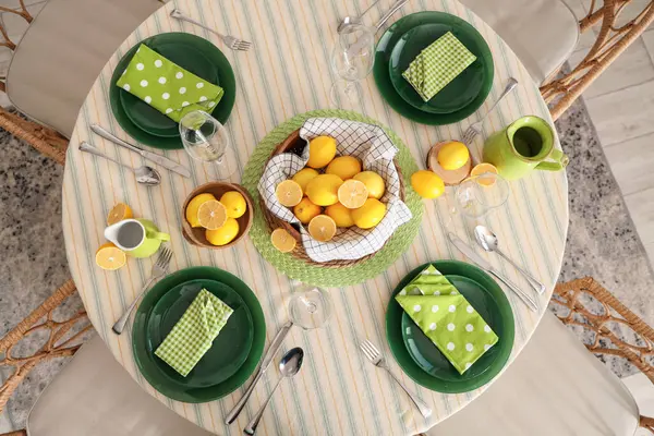 Yemek odasında bir sürü taze limonla dekore edilmiş şık masa seti.