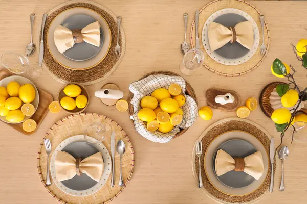 Yemek odasında bir sürü taze turta ve güzel limon dallarıyla süslenmiş şık masa dekorasyonu.