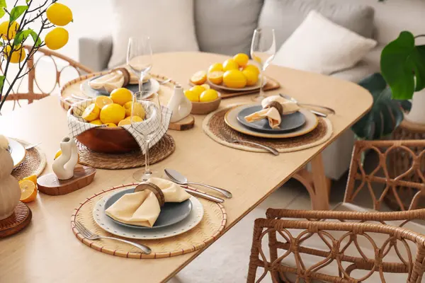 Yemek odasında bir sürü taze limonla dekore edilmiş şık bir masa.
