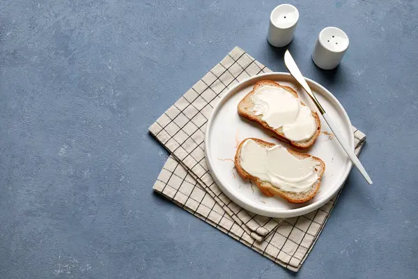 Lezzetli bir tabak bruschetta ve mavi arka planda işlenmiş peynir. Üst görünüm