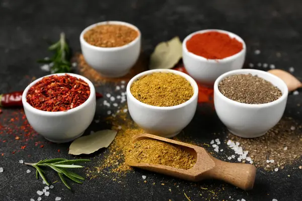 Koyu arkaplanda farklı baharatların olduğu kompozisyon