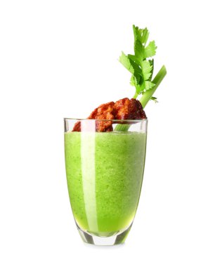 Beyaz arka planda izole edilmiş kereviz ve pastırmayla süslenmiş bir bardak Bloody Mary kokteyli.