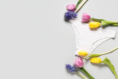 Hafif arka planda laleleri olan kadın külotu.