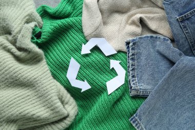 Farklı kıyafetlerdeki geri dönüşüm logosunun yakın görüntüsü