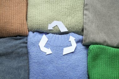 Farklı kıyafetlerdeki geri dönüşüm logosunun yakın görüntüsü