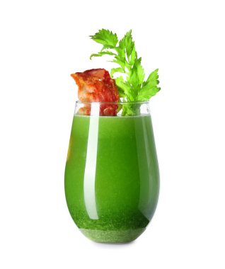 Beyaz arka planda kereviz ve domuz pastırmalı yeşil Bloody Mary kokteyli.