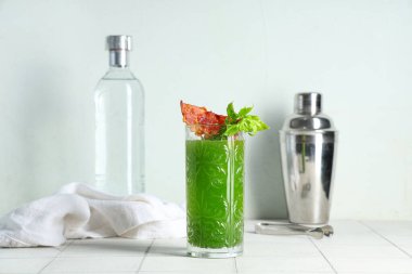 Beyaz fayanslı pastırmalı ve kerevizli yeşil kanlı Mary kokteyli.