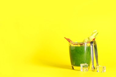 Bir bardak yeşil Bloody Mary kokteyli, domuz pastırması, kereviz ve buz.