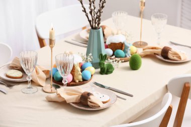 Paskalya pastaları, boyanmış yumurtalar ve söğüt dalları, yakın plan.