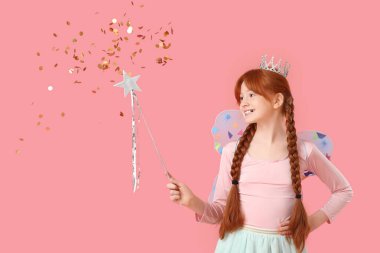 Pembe arka planda asası ve konfetisi olan sevimli kızıl saçlı peri.