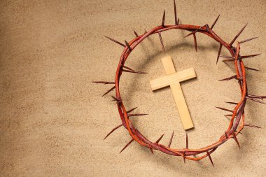 Kum zemininde ahşap haç olan dikenli taç