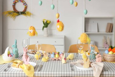 Paskalya kutlaması için süslemeleri olan güzel masalı bir oda.