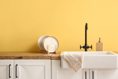 Modern mutfağın iç dekorasyonu tezgah ve lavabo, yakın çekim.