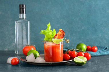 Pastırmalı, kerevizli ve limonlu Bloody Mary kokteyli.