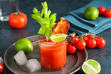 Pastırmalı, kerevizli ve limonlu Bloody Mary kokteyli.