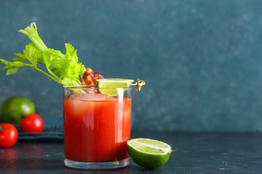 Pastırmalı, kerevizli ve limonlu Bloody Mary kokteyli.