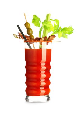 Beyaz arka planda domuz pastırması, kereviz ve zeytinli Bloody Mary kokteyli.