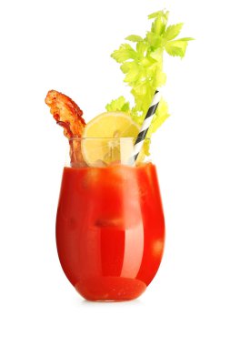 Beyaz arka planda domuz pastırması, kereviz ve limonlu Bloody Mary kokteyli.