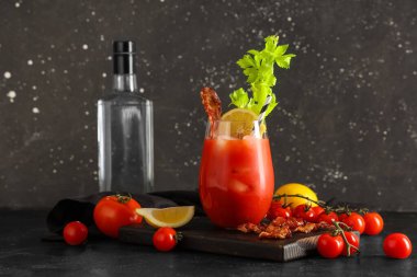 Domuz pastırmalı, kerevizli ve limonlu Bloody Mary kokteyli.
