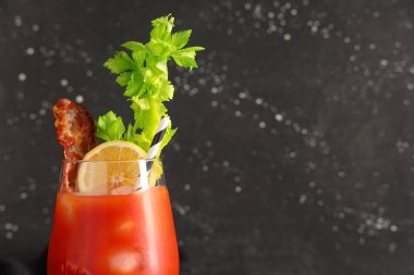 Domuz pastırmalı, kerevizli ve limonlu Bloody Mary kokteyli.