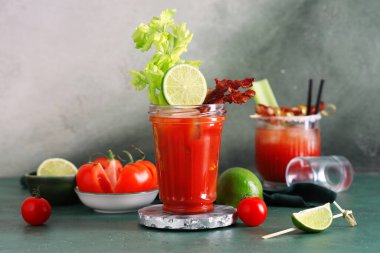 Pastırmalı, kerevizli ve yeşil masada limonlu Bloody Mary kokteyli.
