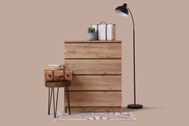 Kaktüslü çekmeceler ve bej arka planda klasik bavullar.