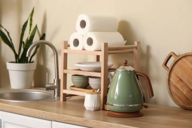 Mutfaktaki masada bir kavanoz şekerli elektrikli çaydanlık.