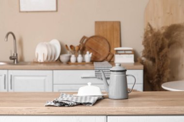 Mutfaktaki masada seramik tereyağlı çaydanlık.