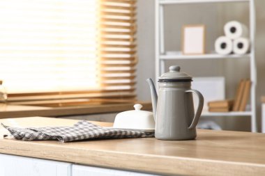 Mutfaktaki masada seramik tereyağlı çaydanlık.