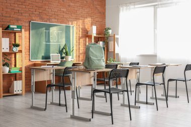 Sırt çantası ve tahtası olan sınıfın içi.