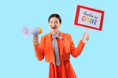 Sevgi dolu genç bir kadının mavi arka planda centilmen işareti ve hoparlörü yok. LGBT kavramı