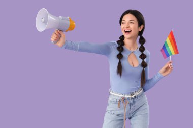 Gökkuşağı bayrağı ve eflatun kaplamalı hoparlörü olan güzel bir genç kadın. LGBT kavramı