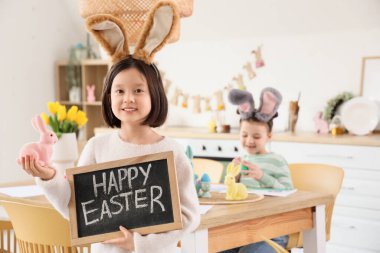 Sevimli Asyalı kız elinde karatahtayla 