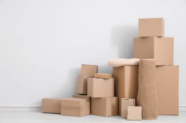 Beyaz duvarın yanında bir sürü farklı paket ve yastık var.