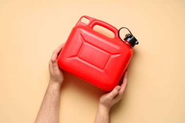 Erkek eller bej arka planda teneke kutu tutuyor.