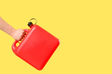 Sarı arka planda erkek el kutusunu tutuyor.