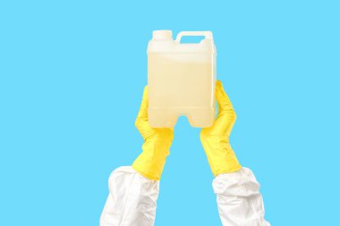 Mavi arka planda elleri tutan teneke kutu