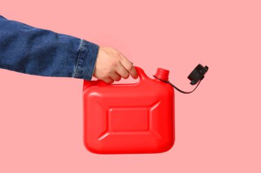 Pembe arka planda erkek el kutusu var.