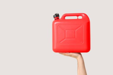 Gri arka planda erkek el kutusunu tutuyor.