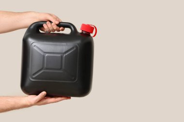 Erkek eller gri arka planda teneke kutu tutuyor