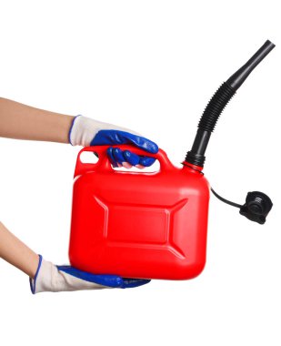 Beyaz arka planda lastik başlıklı teneke kutu tutan kadın eller.