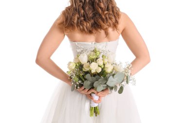 Beyaz arka planda çiçekli gelinlik içinde güzel bir gelin.