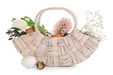 Güzel Paskalya yumurtaları ve çiçekli sepet beyaz arka planda, yakın plan.