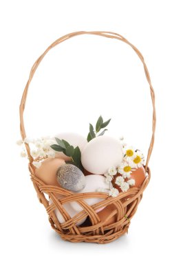 Beyaz arka planda güzel Paskalya yumurtaları ve çiçekli sepet.
